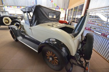Alice Springs, Nt, Avustralya - 20 Kasım 2017: Vintage otomobillerde Ghan Müzesi, Chriysler açık arka koltuk ile