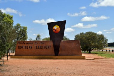 Kulgara, Nt, Avustralya - 15 Kasım 2017: Kuzey bölgesi ve Güney Avustralya Stuart karayolu sınır