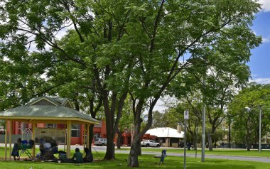 Alice Springs, Nt, Avustralya - 16 Kasım 2017: Tanımlanamayan evsiz Aborjin insanların dinlenme merkezinde Alice Springs genel bir parkta