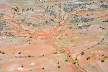Alice Springs ile güneyinde kurumuş nehir yatak kadar kurak manzara--dan Avustralya, Nt, havadan görünümü