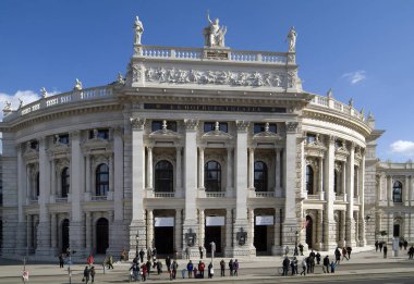 Vienna, Avusturya - 21 Şubat 2010: Kimliği belirsiz kişi ve etkileyici Burgtheater Ringstrasse üzerinde yer alan
