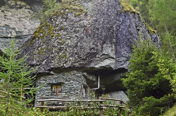 Áustria Tirol Cabana Construída Sob Rochas Vale Virgen — Fotografia de Stock