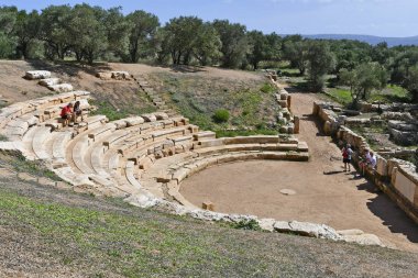 Chania, Yunanistan - 06 Ekim 2018: Tanımlanamayan turistlere amfitiyatro Aptera Girit'te Minoan antik kalıntıları içinde