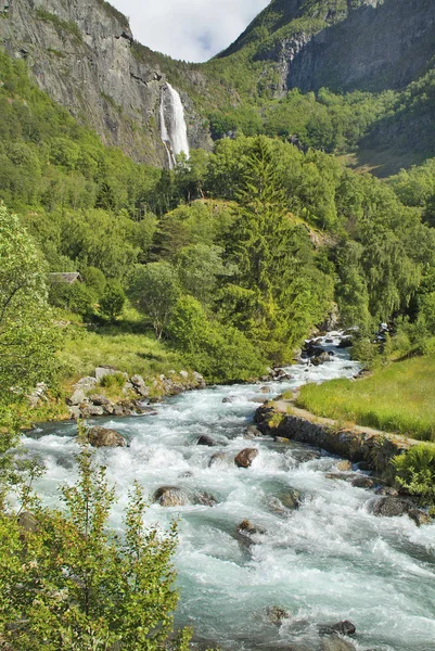 ノルウェー Lusterfjord Feigumfossen をという名前の滝 — ストック写真