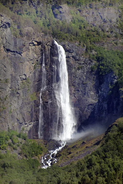 ノルウェー Lusterfjord Feigumfossen をという名前の滝 — ストック写真
