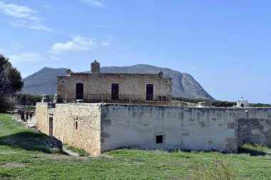 Chania, Yunanistan - 06 Ekim 2018: Tanımlanamayan turist ziyaret eski manastırın St. John teolog Aptera Girit'te antik arkeolojik site içinde