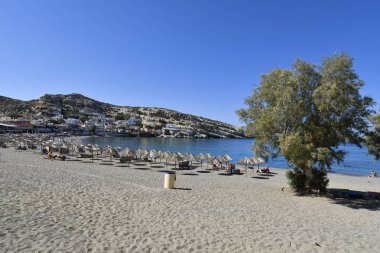 Matala, Yunanistan - 07 Ekim 2018: Köyün Libya Denizi Güney Girit kum plajındaki Tanımlanamayan kişi
