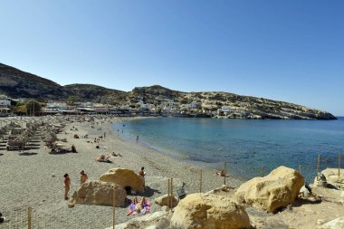 Matala, Yunanistan - 07 Ekim 2018: Köyün Libya Denizi Güney Girit kum plajındaki Tanımlanamayan kişi