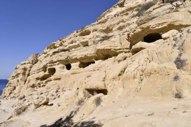Matala, Yunanistan - 07 Ekim 2018: Gezi Güney Girit arkeolojik sitedeki antik mezarların kimliği belirsiz kişilerce
