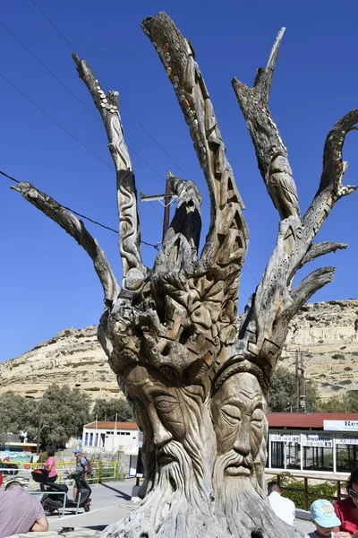 Matala Yunanistan Ekim 2018 Kimliği Belirsiz Kişi Muhteşem Oyulmuş Ağaç — Stok fotoğraf