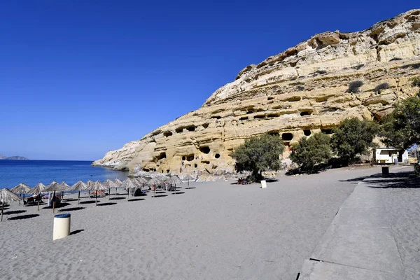 Matala Greece October 2018 Unidentified People Sandy Beach Ancient Tombs — Stock Photo, Image
