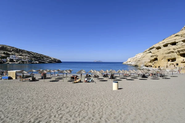 Matala Grecia Ottobre 2018 Persone Non Identificate Sulla Spiaggia Sabbiosa — Foto Stock