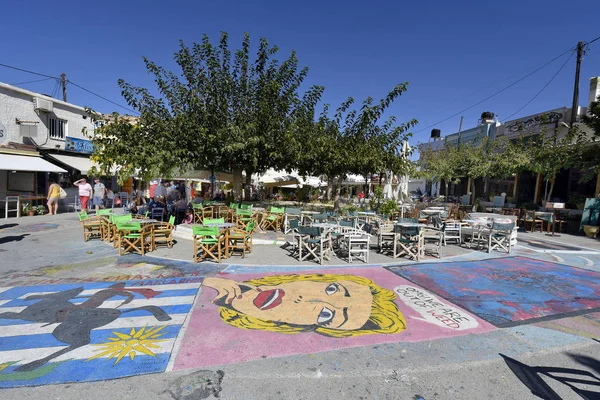 Matala ギリシャ 2018 身元不明者 ショップ レストラン クレタ島の南海岸の小さな町のメイン広場の通りの絵 — ストック写真