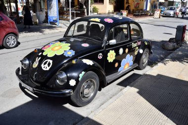 Matala, Yunanistan - 07 Ekim 2018: Beetle araç olarak anımsama Girit köyün güneyindeki eski çiçek enerji üretimi için