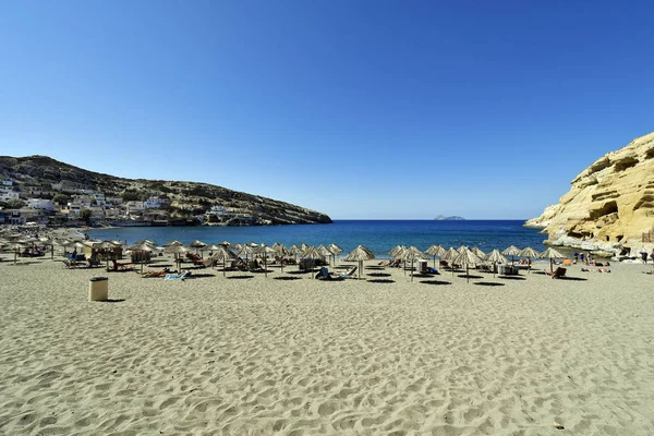 Matala Grecia Ottobre 2018 Persone Non Identificate Sulla Spiaggia Sabbiosa — Foto Stock