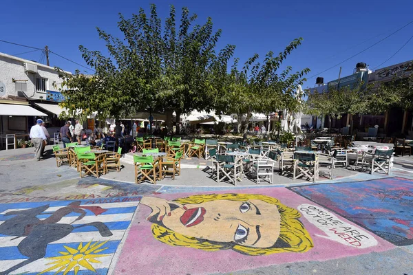 Matala Griechenland 2018 Unbekannte Verschiedene Restaurants Geschäfte Und Straßenmalereien Auf — Stockfoto