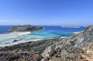 Yunanistan, kimliği belirsiz kişi çarpıcı beach Balos Gramvousa ada arka planda Kissamos yakınındaki Gramvoussa yarımadasında tadını çıkarın