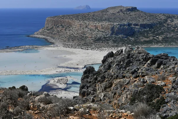 Yunanistan, kimliği belirsiz kişi Balos çarpıcı beach Gramvoussa Yarımadası Kissamos yakınındaki tadını çıkarın