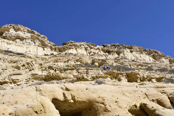 Matala Grecia Octubre 2018 Gente Identificada Visitando Antiguas Tumbas Sitio — Foto de Stock