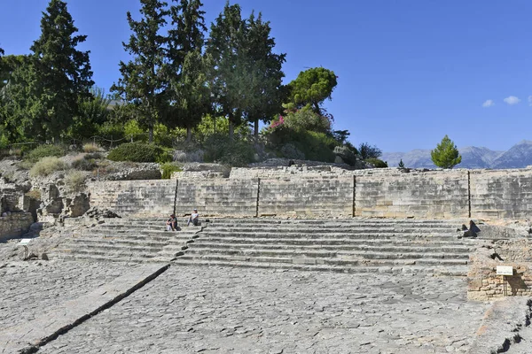 希腊阿吉亚 乔尼斯 2018年10月7日 不明身份的游客参观克里特青铜时代考古遗址费斯托斯的古代废墟 — 图库照片