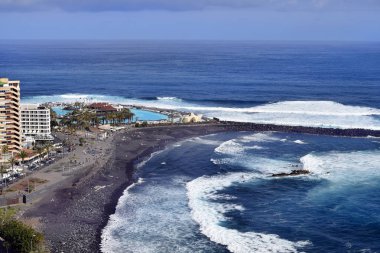 İspanya, Kanarya Adaları, Tenerife, kimliği belirsiz kişi ve Puerto de la Cruz'da siyah volkanik kum plaj