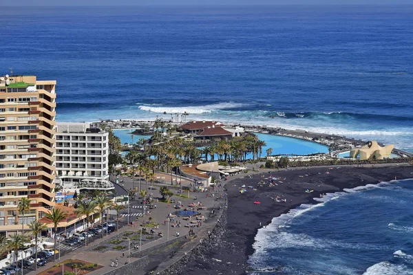 Tenerife, Kanarya Adaları, İspanya - 01 Nisan 2018: Tanımlanamayan insanlarla Atlantik Okyanusu, havuz peyzaj üzerinde volkanik siyah kum plaj ve mesire üzerinde Mar ile Monumento del Lago Martianez adlı