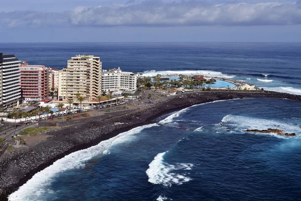 İspanya, Kanarya Adaları, Tenerife, kimliği belirsiz kişi ve Puerto de la Cruz'da Atlantik Okyanusu üzerinde siyah volkanik kum plaj
