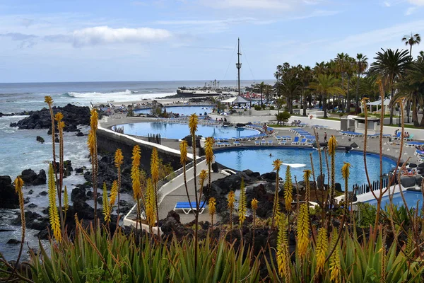 Tenerife, Kanarya Adaları, İspanya - 01 Nisan 2018: Lago di Martianez Havuzları, restoranları ve Puerto de la Cruz'da kafe ile kendinizi iyi hissetmenizi oasis Tanımlanamayan kişi