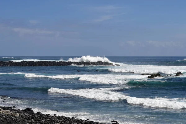 Hiszpania Wysp Kanaryjskich Tenerife Puerto Cruz Ciężkich Fal Surferów Oceanie — Zdjęcie stockowe