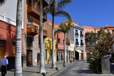 Tenerife, Kanarya Adaları, İspanya - 03 Nisan 2018: Kimliği belirsiz kişi ve Puerto de la Cruz'daki La Ranilla İlçesi'nde renkli cephe binalarla