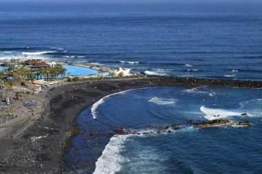 İspanya, Kanarya Adaları, Tenerife, plaj ve mesire Puerto de la Cruz, Lago Martianez Monumento del mar ile Tanımlanamayan kişi