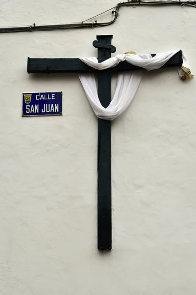 สเปน เกาะคานาร เทเนร ตกแต งไม กางเขนบนก าแพงในเปอร เดอ ลาคร — ภาพถ่ายสต็อก