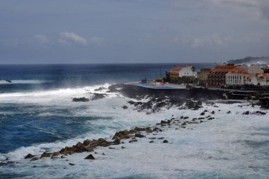 İspanya, Kanarya Adaları, Tenerife, kaba deniz köyü Garachico Atlantik Okyanusu üzerinde çevresinde