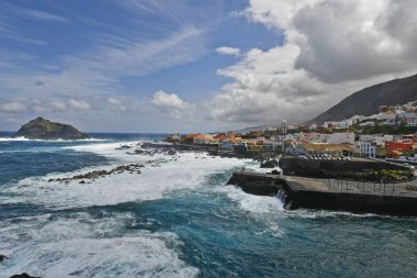 İspanya, Kanarya Adaları, Tenerife, kaba deniz ada Roque de Garachico ile Garachico Köyü'nde