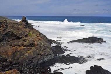 İspanya, lav ile Kanarya Adaları, Tenerife, sahil kayalar ve fırtınalı denizde dalgalar