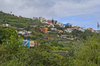 İspanya, Kanarya Adaları, Tenerife, farklı evler hillside inşa edilmiş