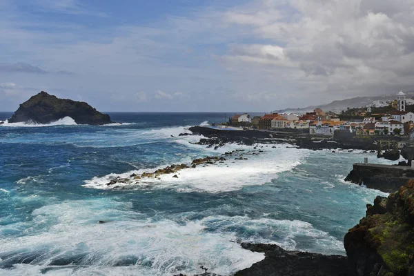İspanya, Kanarya Adaları, Tenerife, kaba deniz köyü Garachico çevresinde ve Roque de Garachico Adası'Atlas Okyanusu