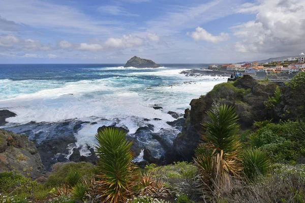 Tenerife, Kanarya Adaları, İspanya - 04 Nisan 2018: Garchico köyü çevresinde fırtınalı denizde izlerken point ile ilgilenen üzerinde kimliği belirsiz kişi