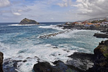 İspanya, Kanarya Adaları, Tenerife, kaba deniz ada Roque de Garachico ile Garachico Köyü'nde