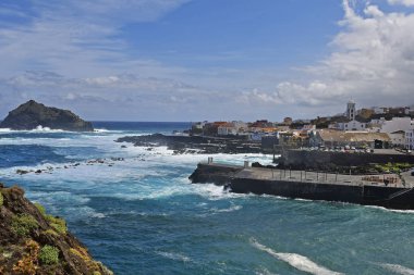 İspanya, Kanarya Adaları, Tenerife, fırtınalı denizde ada Roque de Garachico ile Garachico Köyü'nde