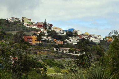 İspanya, Kanarya Adaları, Tenerife, farklı evler hillside inşa edilmiş