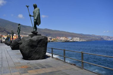 Tenerife, Kanarya Adaları, İspanya - 06 Nisan 2018: heykeltıraş Jose Abad üzerinde sahil, Atlas Okyanusu'nda Candelaria köyü yapılmış bronz heykeller