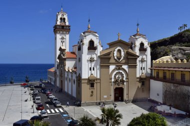 Tenerife, Kanarya Adaları, İspanya - 06 Nisan 2018: Basilica de kimliği belirsiz insanlarla Nuestra Senora de Candelaria köyü Candelaria '