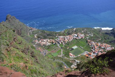 İspanya, Kanarya Adaları, La Gomera, Atlantik Okyanusu üzerinde köyü Agulo havadan görünümü 