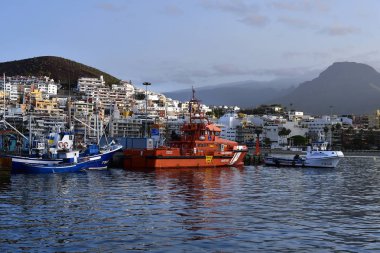 Tenerife, Kanarya Adaları, İspanya - 10 Nisan 2018: Trol ve kurtarma Los Cristianos liman gemi