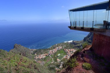 İspanya, Kanarya Adaları, La Gomera, cam Geçitin Mirador de Abrante köyü Agulo, Atlantik Okyanusu ve Tenerife Teide en yüksek dağ manzaralı