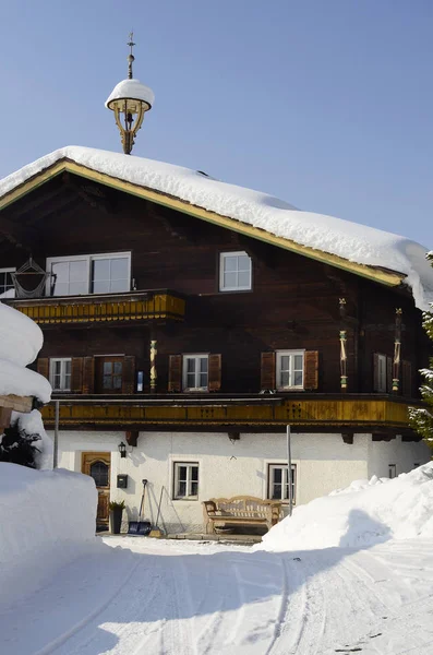 Австрия Дом Зимой Построен Традиционной Тирольской Структуре — стоковое фото