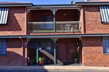 Gundagai, Nsw, Avustralya - 02 Kasım 2017: Pioneer tarzı mimarisi Gundagai Köyü, şairin hatırlama Motel