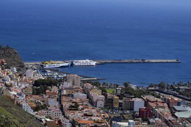La Gomera, Kanarya Adaları, İspanya - 10 Nisan 2018: Sermaye San Sebastian liman ve feribot savaş gemileriyle havadan görünümü