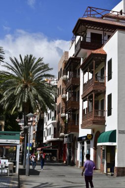 La Gomera, Kanarya Adaları, İspanya - 10 Nisan 2018: Kimliği belirsiz kişi içinde yaya bölgesi San Sebastian, adanın başkenti